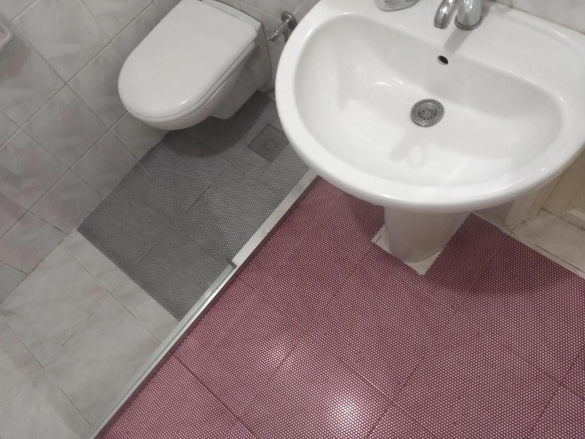 Feeling At In Center 5 Minutes Walk To The Atakoey Metro Station & Metrobus Homestay