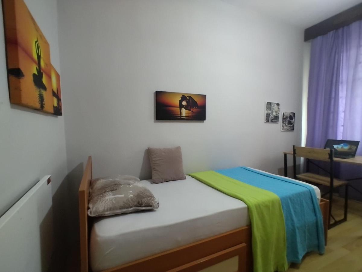 Feeling At In Center 5 Minutes Walk To The Atakoey Metro Station & Metrobus Homestay